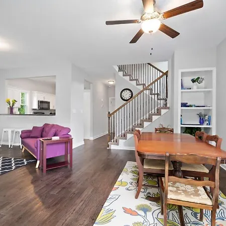 The Navy Nestler Bright & Stylish Near Downtown Villa